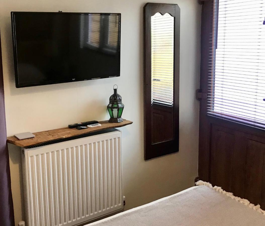 Cute Self-Contained Guest Room With Ensuite And Private Decked Porch In กลาสตันเบอรี ภายนอก รูปภาพ
